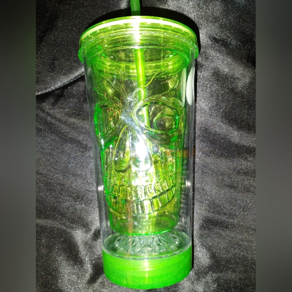 Light up skull tumbler 💀